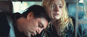 Molly (Elle Fanning) muss mal wieder ihren verirrten Vater (Javier Bardem) einsammeln.