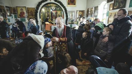 Teufelsaustreibungen gibt es weltweit, hier in Russland: Vater Sergej während eines Exorzismus in seiner Kirche in Ochamchira. Foto: Florian Bachmeier/imago