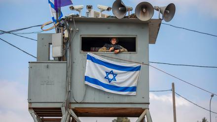 Ein israelischer Soldat hält am Kontrollpunkt Tapuach im Westjordanland Wache.