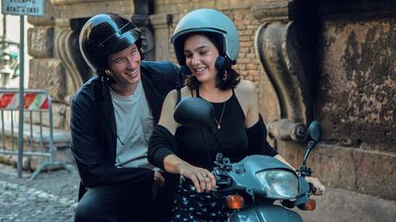 Maria (Matilda De Angelis) und Gregory (Callum Turner) klappern die Sehenswürdigkeiten Roms, natürlich auf der Vespa.