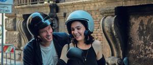 Maria (Matilda De Angelis) und Gregory (Callum Turner) klappern die Sehenswürdigkeiten Roms, natürlich auf der Vespa.