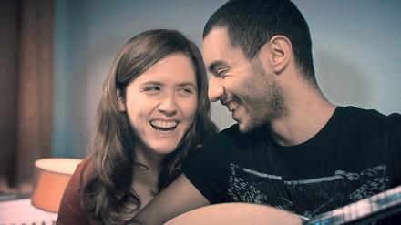 Karim (Mehdi Meskar) und Lilly (Emily Cox) führen ein harmonisches Leben.