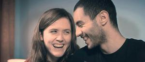 Karim (Mehdi Meskar) und Lilly (Emily Cox) führen ein harmonisches Leben.