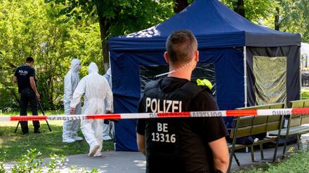 Beamte der Spurensicherung sichern in einem Faltpavillon im August 2019 Spuren an einem Tatort im Kleinen Tiergarten.