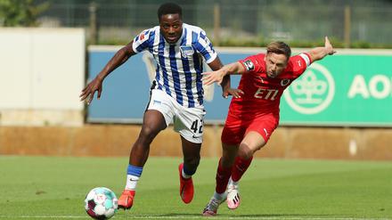 Ansprechender Test. Deyovaisio Zeefuik (links) und Hertha BSC wurden von Viktoria Köln ordentlich gefordert.