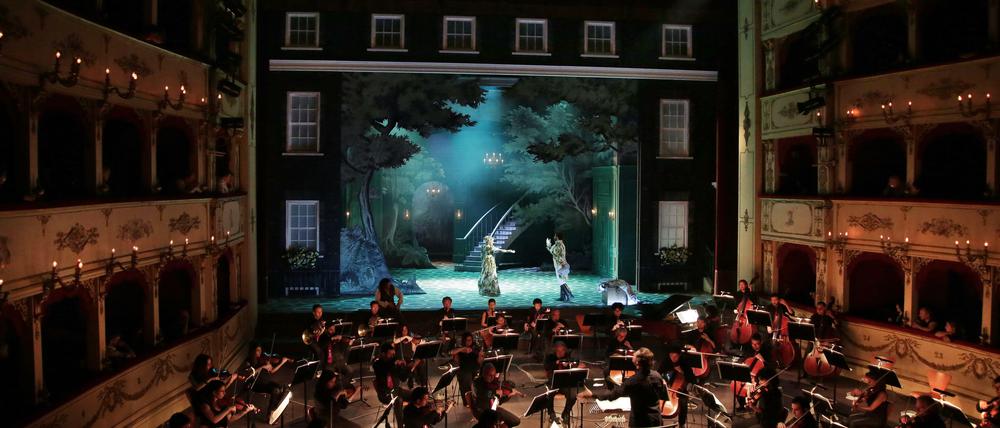 Im kleinen, feinen Teatro Rossini in der Altstadt von Pesaro sitzen die Musiker auf Abstand - und die Zuschauer in den Logen.
