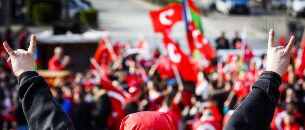 Pro-Aserbaidschan-Kundgebung in Hamburg: Türkische Rechte zeigen mit den Fingern den Wolfsgruß der Grauen Wölfe.