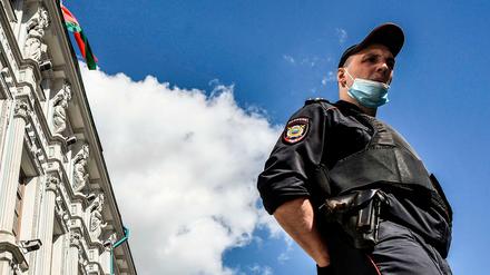 Ein russischer Polizist steht vor der Botschaft von Belarus in Moskau. 