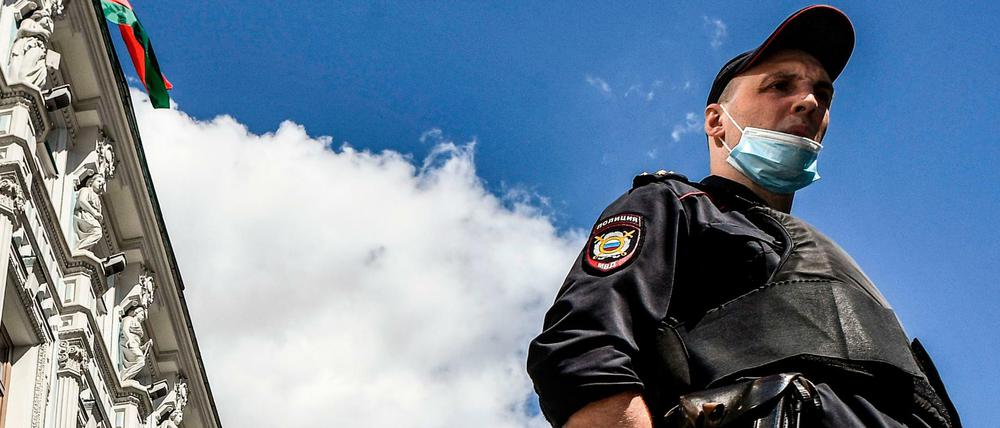 Ein russischer Polizist steht vor der Botschaft von Belarus in Moskau.