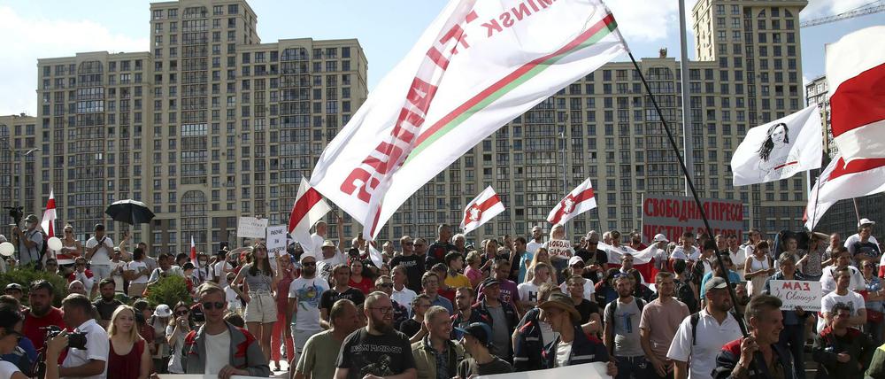 Tausende zeigen tapfer Flagge in Minsk - aber die deutsche Außenpolitik hält sich vorerst in der Causa zurück.