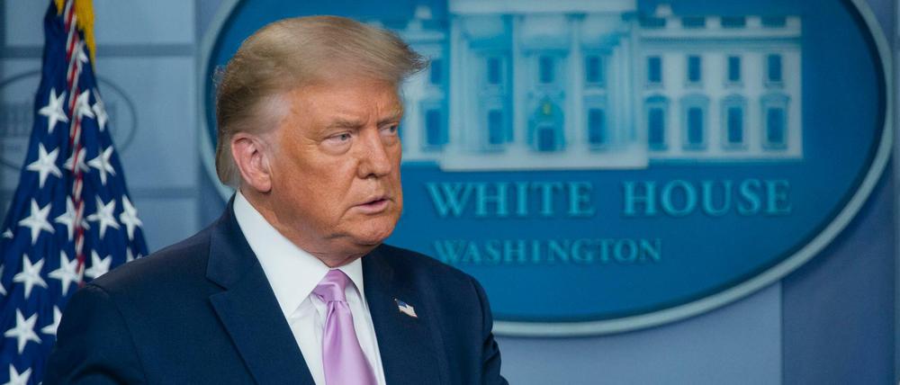 Donald Trump, Präsident der USA, schaut während einer Pressekonferenz im Weißen Haus zur Seite.