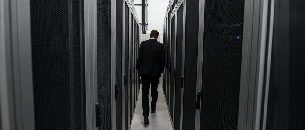 Server-Schränke in einem Rechenzentrum. Internetknotenpunkte haben hohen Strombedarf.