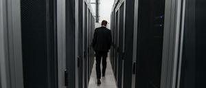 Server-Schränke in einem Rechenzentrum. Internetknotenpunkte haben hohen Strombedarf.