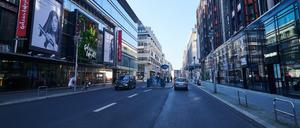 Die Friedrichstraße vor Öffnung der Läden am Montag morgen. Die oft verstopfte Einkaufsstraße soll autofrei werden.