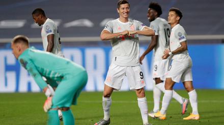 Siegerpose vor Millionen Fußballfans am Freitagabend via Sky: Robert Lewandowski vom FC Bayern.