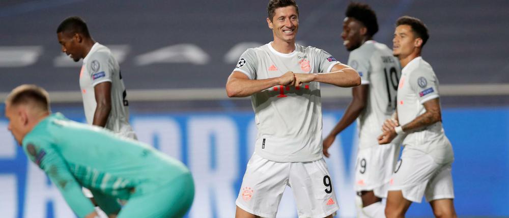 Siegerpose vor Millionen Fußballfans am Freitagabend via Sky: Robert Lewandowski vom FC Bayern.