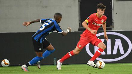 Kai Havertz (links) läuft Ashley Young davon. Aber Inter Mailand gewann 2:1.