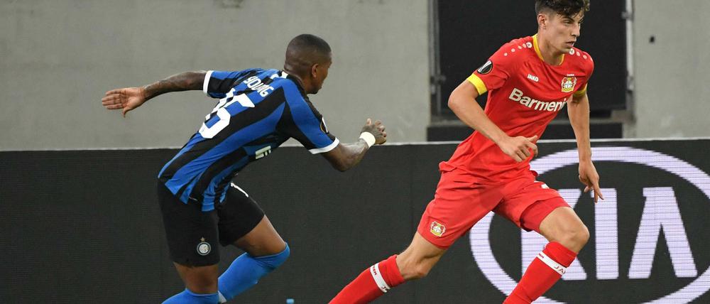 Kai Havertz (links) läuft Ashley Young davon. Aber Inter Mailand gewann 2:1.