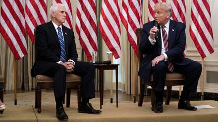 Will Präsident Trump (r) seinen Vize Pence entlassen? Gerüchten zufolge will Trump ihn durch Nikki Haley ersetzen.