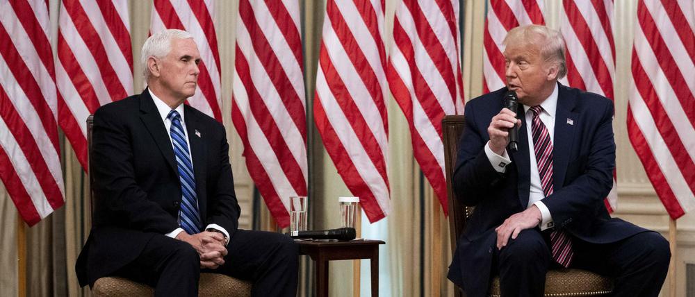 Will Präsident Trump (r) seinen Vize Pence entlassen? Gerüchten zufolge will Trump ihn durch Nikki Haley ersetzen.