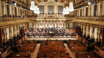 Symbolbild: Die Wiener Philharmoniker spielen vor 100 Personen das erste Konzert mit Corona-Beschränkungen im Goldenen Saal des Wiener Musikvereins. In Deutschland könnten die Konzertsäle bald wieder voll sein.
