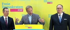 Christian Lindner, FDP-Parteivorsitzender, stellt auf einer Pressekonferenz Volker Wissing (links) als möglichen neuen Generalsekretär der Partei und Harald Christ (rrechts) als neuen Bundesschatzmeister vor.
