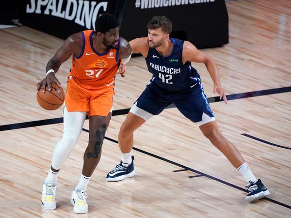 Eng am Mann: Maxi Kleber (rechts) ist bei den Dallas Mavericks für seine defensive Agilität bekannt.