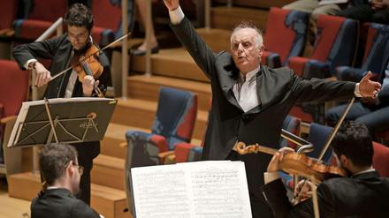 Zurück am Pult. Daniel Barenboim dirigiert das West-Eastern Divan Orchestra im Boulez Saal.
