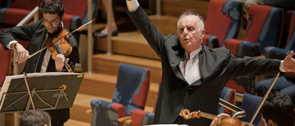 Zurück am Pult. Daniel Barenboim dirigiert das West-Eastern Divan Orchestra im Boulez Saal.
