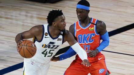 Auge in Auge: Dennis Schröder (rechts) ist bei den Oklahoma City Thunder zurück in der NBA-Blase.