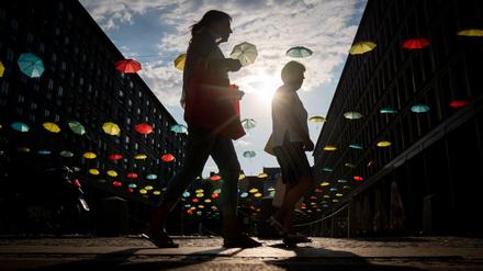 Schutz gegen Hitze: Bunte Schirmchen, wie auf den Walter-Benjamin-Platz in Charlottenburg, reichen nicht.