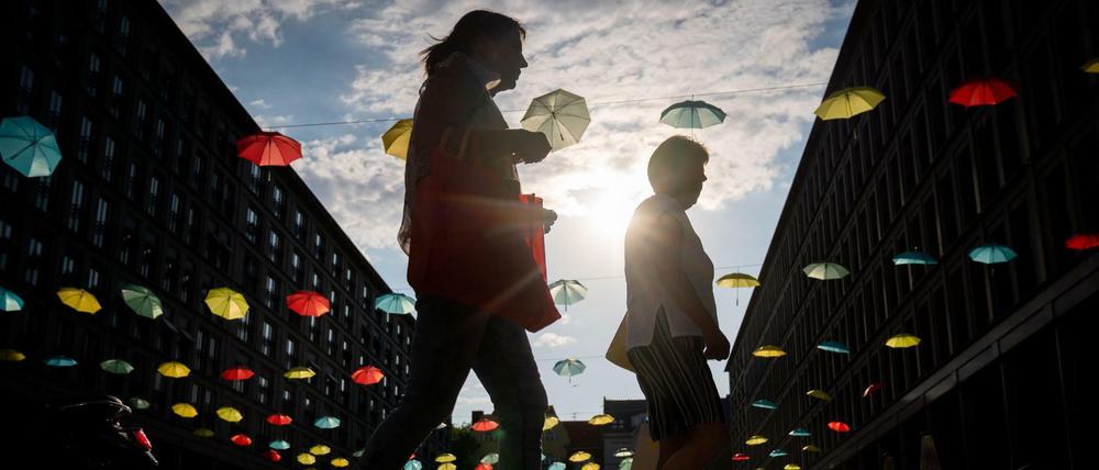 Schutz gegen Hitze: Bunte Schirmchen, wie auf den Walter-Benjamin-Platz in Charlottenburg, reichen nicht.
