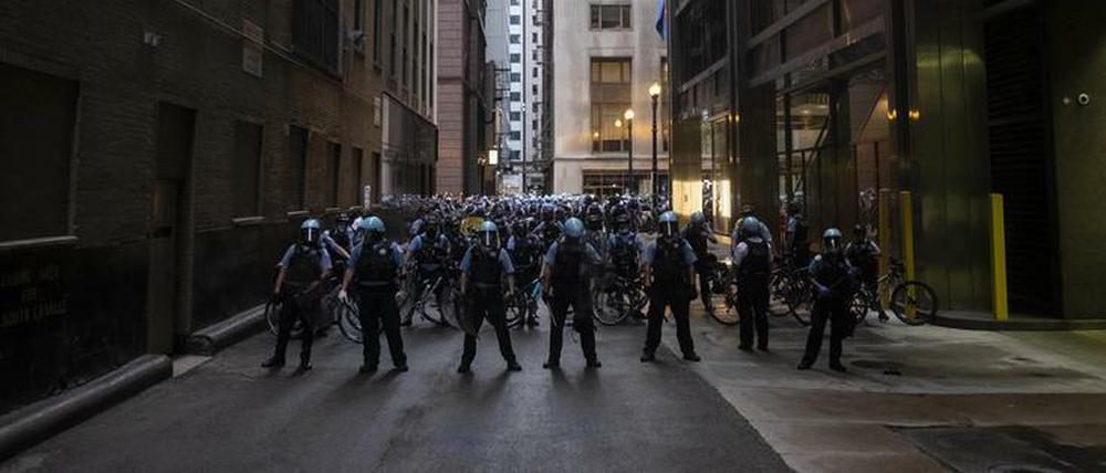 Polizisten riegeln in Chicago eine Demonstration der "Black Lifes Matter"-Bewegung ab.