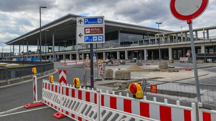 Ende Juli 2020: Eine Baustelle auf der Zufahrt zum Terminal des Hauptstadtflughafens Berlin Brandenburg (BER).