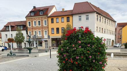 Bunte Blumenkästen und gepflegte Fassaden gibt es in Elsterwerda. Und doch hat die Innenstadt ein Attraktivitätsproblem – Kunden schwinden, Geschäfte schließen.
