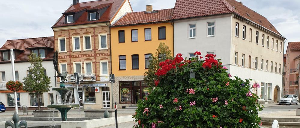Bunte Blumenkästen und gepflegte Fassaden gibt es in Elsterwerda. Und doch hat die Innenstadt ein Attraktivitätsproblem – Kunden schwinden, Geschäfte schließen.