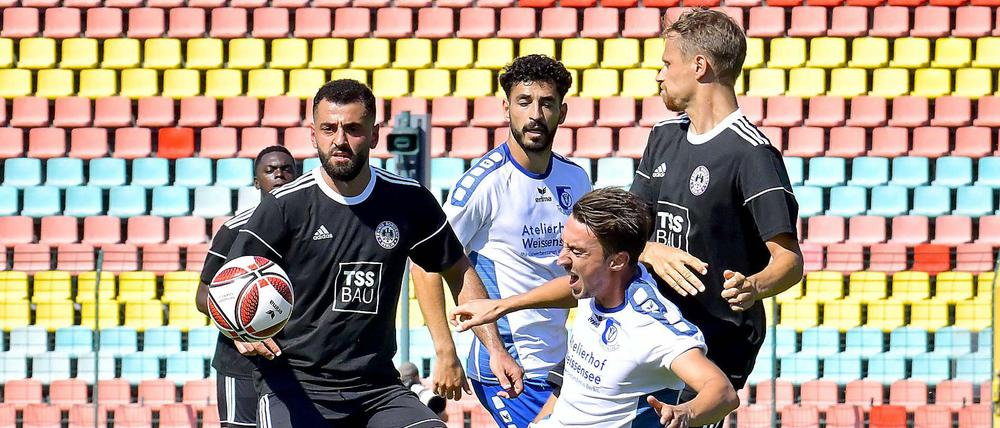 Enge Kiste. Tennis Borussia (in den schwarzen Trikots) machte Aufstiegsfavorit Altglienicke das Leben ganz schön schwer.