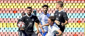 Enge Kiste. Tennis Borussia (in den schwarzen Trikots) machte Aufstiegsfavorit Altglienicke das Leben ganz schön schwer.