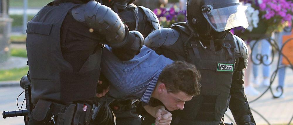 Die Polizei in Belarus geht rabiat mit Demonstranten um.