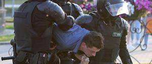 Die Polizei in Belarus geht rabiat mit Demonstranten um.