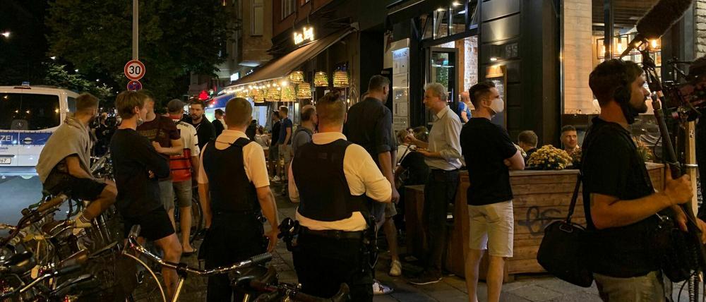 Mitarbeiter des Ordnungsamtes überprüften am Freitag die Einhaltung der Infektionsschutzregeln – die Übertragung des Champions-League-Spiels des FC Bayern gegen den FC Barcelona zog viele Leute in die Bars nach Mitte.