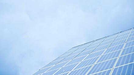 Solarzellen auf dem Dach eines Hauses.