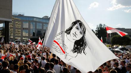 Flagge mit dem Konterfei von Oppositionspolitikerin Tichanowskaja bei Protesten in Minsk 