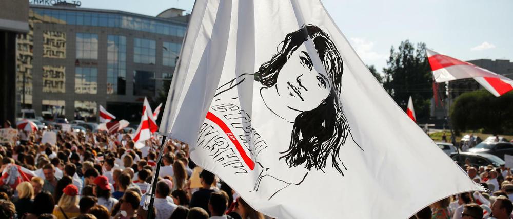 Flagge mit dem Konterfei von Oppositionspolitikerin Tichanowskaja bei Protesten in Minsk 