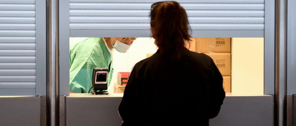 Rückkehrer aus Risikoregionen werden am Flughafen Tegel getestet, andere Passagiere müssen sich bei Bedarf an Arztpraxen wenden.
