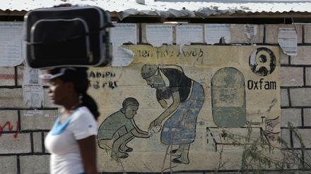 Hilfe für displaced people. Passantin vor einem Lager am Rande von Port-au-Prince in Haiti, das nach dem verheerenden Erdbeben 2010 errichtet wurde.