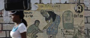 Hilfe für displaced people. Passantin vor einem Lager am Rande von Port-au-Prince in Haiti, das nach dem verheerenden Erdbeben 2010 errichtet wurde.