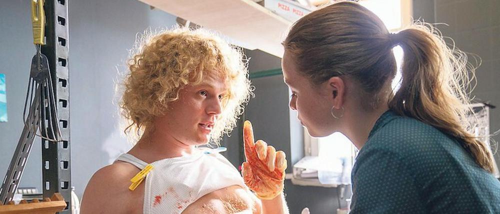 Die einen basteln an ihrem Körper, die anderen am Genom. Medizinstudentin Mia (Luna Wedler) versorgt notdürftig die Wunde, die ihr WG-Mitbewohner Ole (Sebastian Jakob Doppelbauer) sich für ein Digital-Implantat zugefügt hat. 