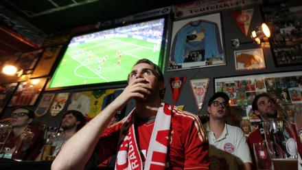 Fußballgucken im Kollektiv könnte bald der Vergangenheit angehören.