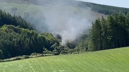 Rauch steigt aus dem entgleisten Zug in der Nähe von Stonehaven